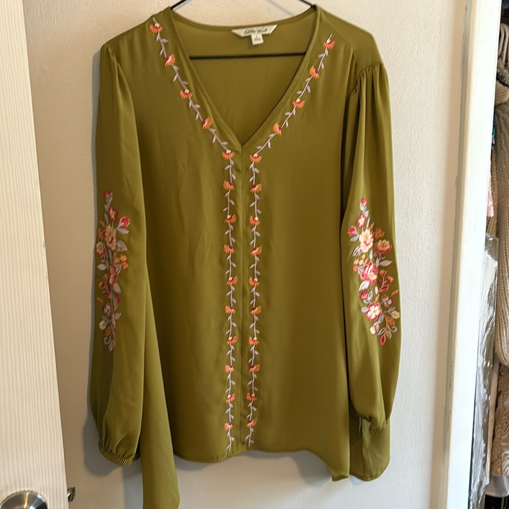 Pioneer woman olive Green peasant blouse. Embroidered sleeves and V neckline.